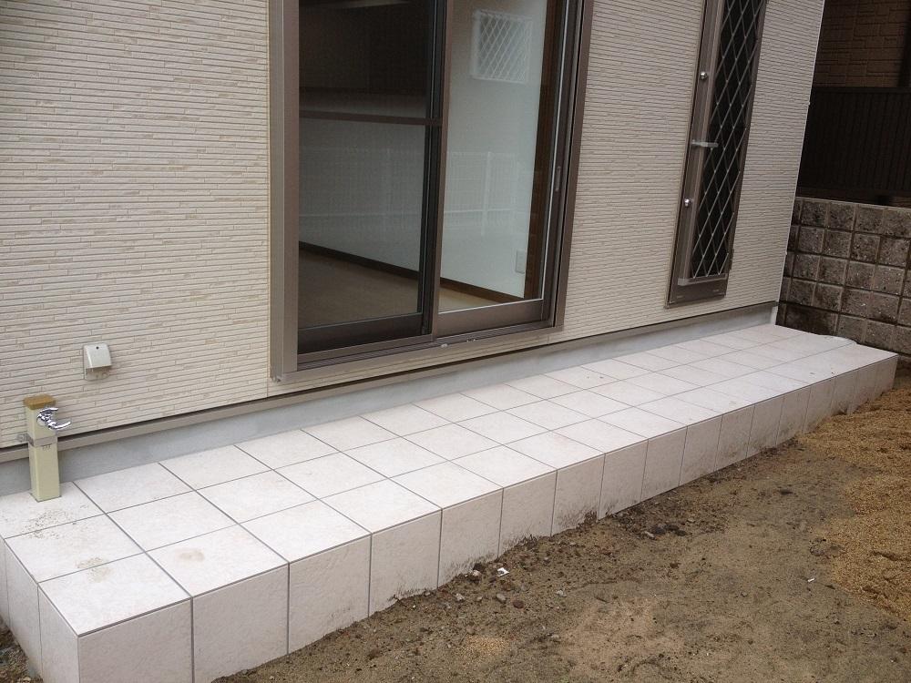 Garden. Garden with barbecue and home garden to enjoy. Even spread the lawn to one side. It is wide enough to play with water for children