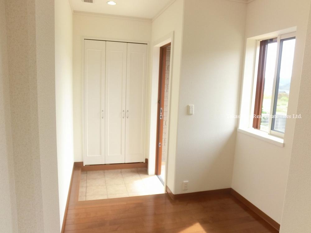 Entrance. Is the entrance hall and spacious.