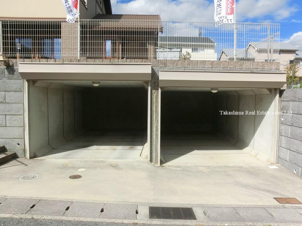 Parking lot. Parking spaces 3 units can be.