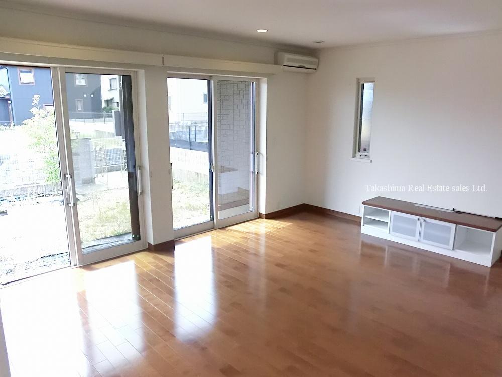 Living. Interior renovation is settled. By all means, please visit.