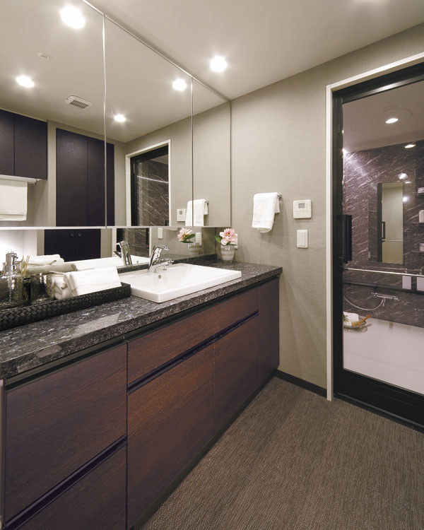 Bathing-wash room.  [Powder Room] Powder Room has been designed so that you can get dressed in the always refreshing mood. Including the bowl-integrated counter of stylish design, Ensure the storage space of enhancement, such as clean pocket by taking advantage of three-sided mirror back storage and dead space that can organize small parts. Precisely because it places you use every day, It will be Kodawarigami to cleanliness and functionality (A2 type menu plan model room / Compensation ・ There application deadline)