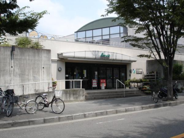 Supermarket. 1239m to the Co-op Party Hien