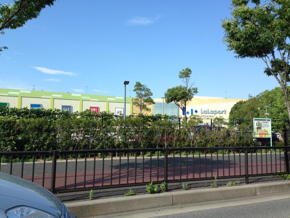 Shopping centre. Very close also LaLaport Koshien