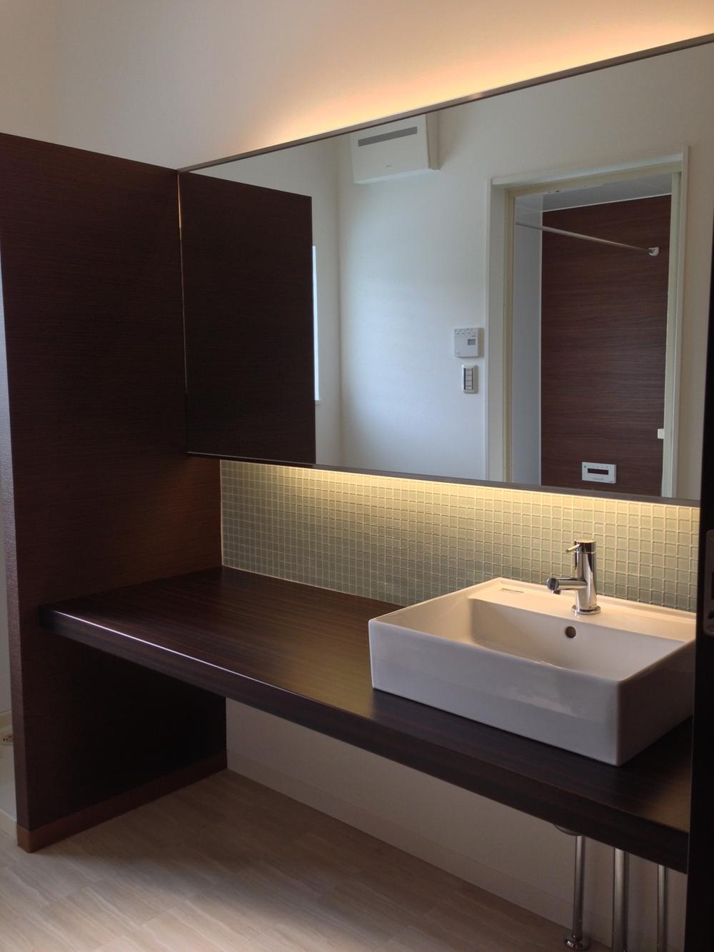 Wash basin, toilet. Room (August 2013) Shooting