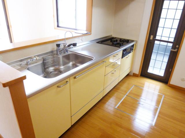 Kitchen. Spacious kitchen space, It is very convenient There is under-floor storage.