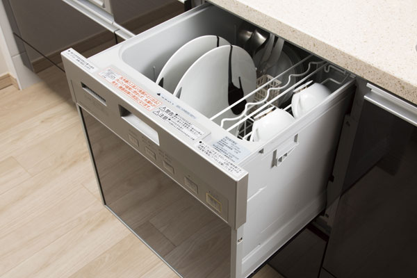 Kitchen.  [Dishwasher] And out of the dish it is easy to slide storage type of dishwasher. Glean immediate relief of housework burden (same specifications)