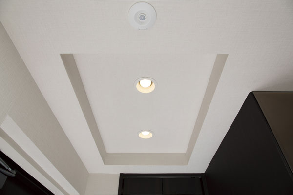 Interior.  [Folding on the ceiling] Adopt a folding on the ceiling to enhance the magnificent space. Has been considered so feel comfortable and welcome was joy when you return home (same specifications)