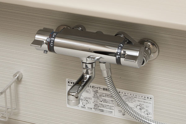 Bathing-wash room.  [Mixing faucet with thermostat & bathroom counter] Set hot water temperature of the stable keep mixing faucet with a thermostat and supplies. You can adjust the water temperature easily. Also, It has also been also installed put bathroom counter accessories such as shampoo (same specifications)