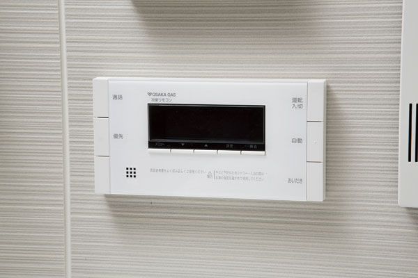 Bathing-wash room.  [Intercom remote control] Water temperature ・ Adjust the amount of hot water, In addition to automatic hot water clad function and Reheating function, Adoption of the call can be intercom type of a kitchen remote control. Also, In the kitchen remote control, With a jack, etc. can be connected to a music player, Also it comes with music to listen function during bathing (same specifications)