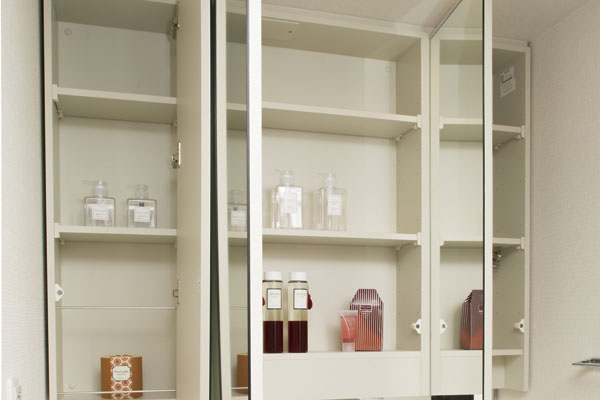 Bathing-wash room.  [Three-sided mirror back storage] Easy-to-read three-sided mirror of with anti-fog function. Space for accommodating the small items have been secured in the Kagamiura (same specifications)