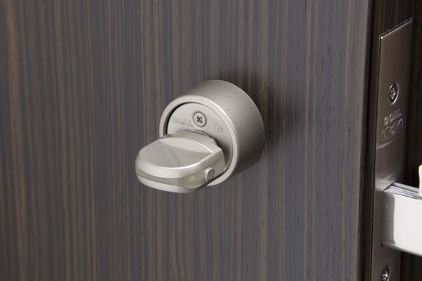 Security.  [Crime prevention thumb turn] Drill holes in the front door, As incorrect lock measures to open the lock by turning the thumb (thumb), such as by tool, "Thumb turn turning" prevention function of the thumb-turn has been adopted (same specifications)