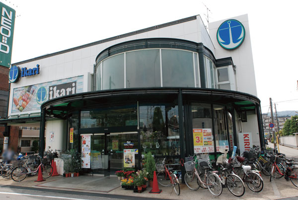 Surrounding environment. Anchor supermarket door store (walk 11 minutes ・ About 880m)