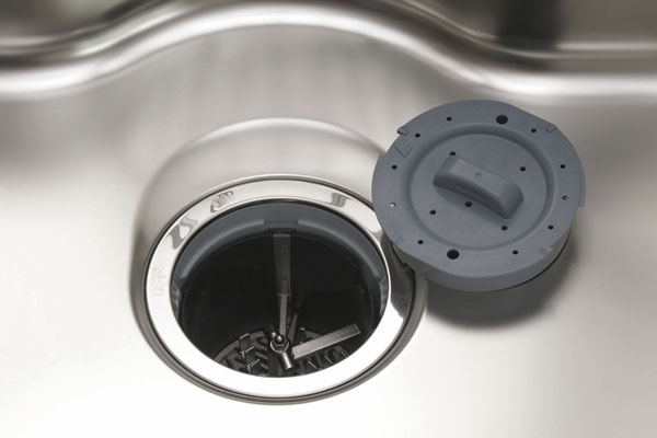 Kitchen.  [Disposer waste water treatment system] Standard equipped with a disposer to the sink drain outlet of the system kitchen. Put the garbage, And grinding process and put the switch while flowing water. After ground garbage decomposed processed in the waste water treatment tank, And discharged into the public sewer ※ Sound along with the grinding process of the disposer, Vibration occurs. Please note ※ There is also a thing that can not be crushed. For more information, please contact the person in charge ※ Please shed water more than 8L minute is always at the time of use to prevent the clogging of pipes (same specifications)