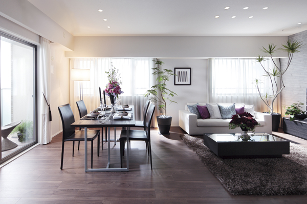 Living.  [living ・ dining] Even when just relax quiet family, Even when busy, which led to guest, Pleasant chic interior taste. Enclose the table, I sat down on the sofa, Each is where you spend a peaceful time in their own style (M type model room, Adoption menu plan)