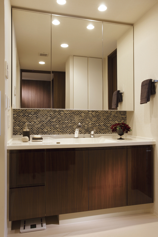 Bathing-wash room.  [Powder Room] It is a sophisticated taste coordinated by the material of the texture and calm tones strike (M type model room, Adoption menu plan)