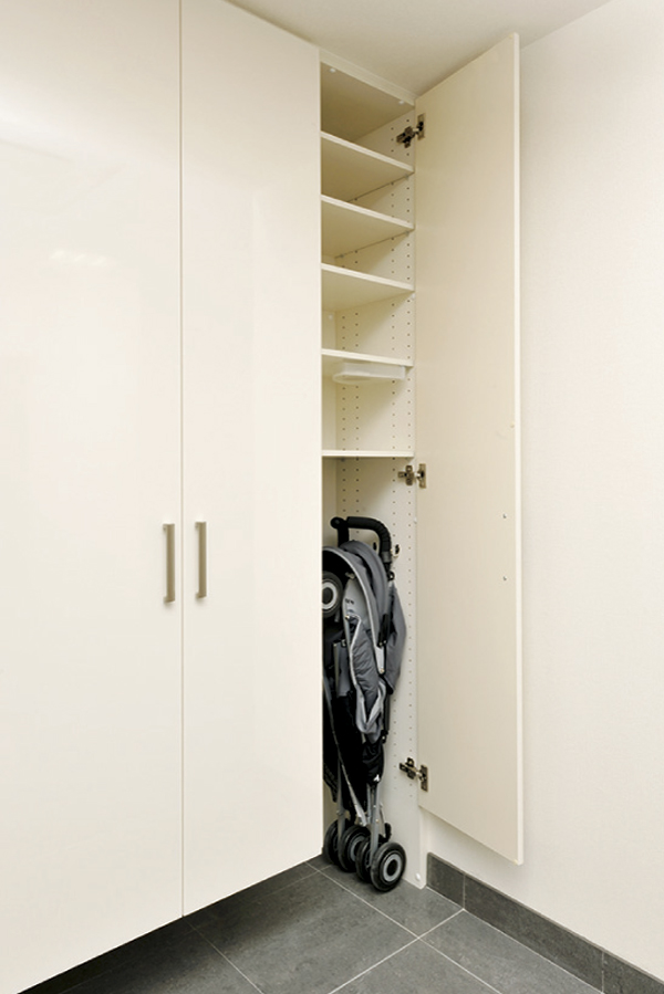 Receipt.  [Multi-storage space] In response to the voices that want to accommodate the big things you do not want to bring into the room to the front door, Removal of the bottom plate of the footwear box "multi-storage space" have been installed ※ The plan depends on the shape (same specifications)