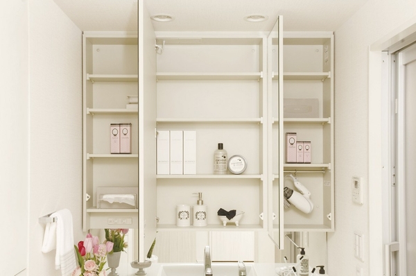 <Three-sided mirror back storage> always tidy wash basin was a