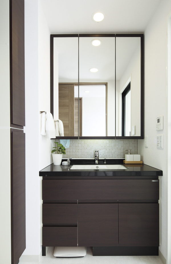 Bathing-wash room.  [Powder Room] It summarizes the overall cleanliness full tone, Powder room of modern impression. Design and materials, Finish of the commitment sought quality in function. To the subtle moments that make up, Casually sophisticated scene has been staged ( ※ )