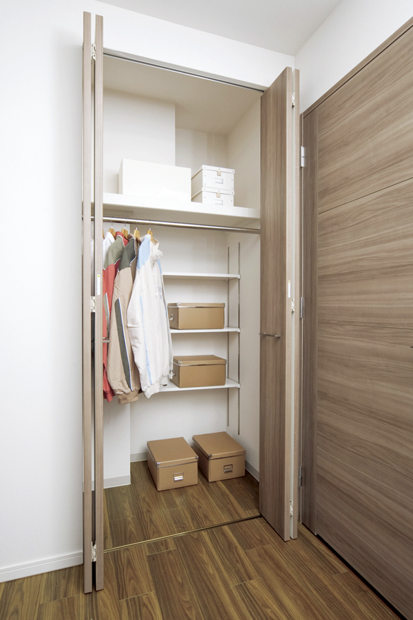 Receipt.  [closet] Functional closet was set a hanger pipe and an upper shelf. You can item is clean and stored around the body (same specifications)