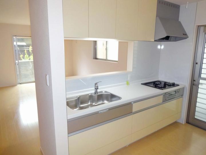 Kitchen. It is a popular face-to-face kitchen! There is also a back door, It is useful because it is not necessary to put the smell comes out garbage in the room