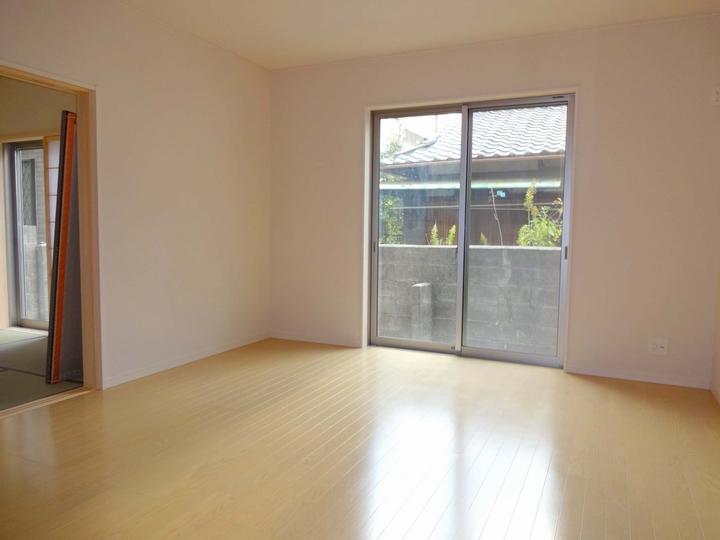 Living. LDK is located quires about 16. It is on the west side of the two-sided lighting and from the south, It is very bright