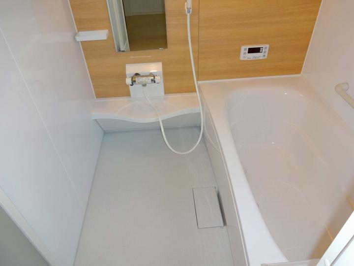 Bathroom. It is a spacious bathroom! Since there is also a window, Excellent also to ventilation. Please heal slowly tired of the day