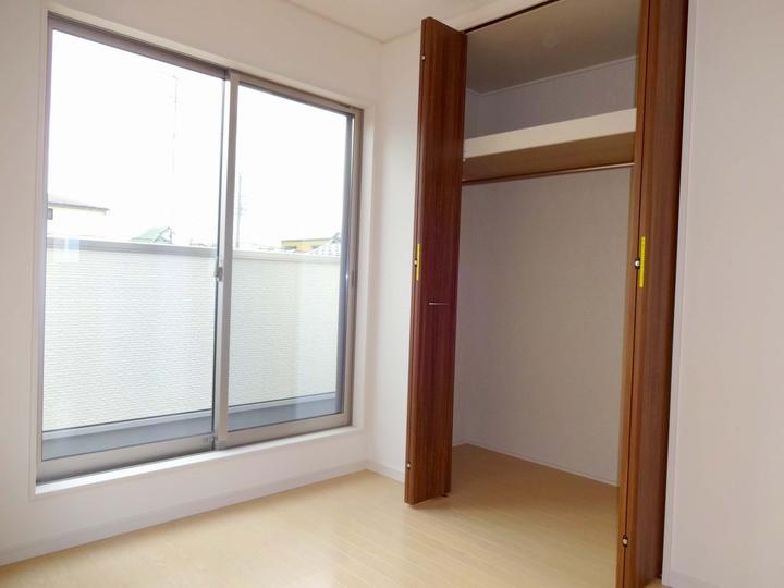 Non-living room. Room very bright, During the day it is not needed lighting