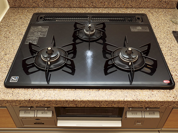 Kitchen.  [Glass top three-necked stove] Caring easily adopt the beautiful to the eye glass top three-neck stove (same specifications)