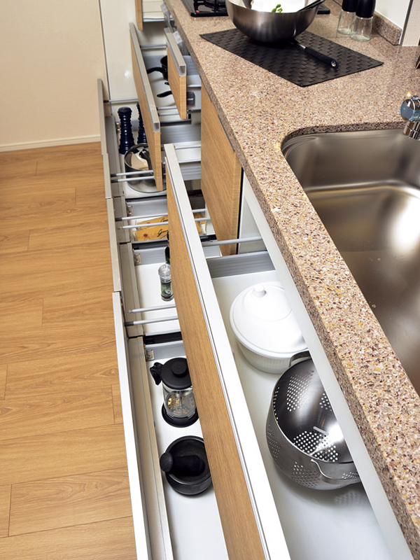 Kitchen.  [System cabinet] Even those that were put away in the back, Can out easier, A large pot, etc., Allows storage of large capacity (same specifications)