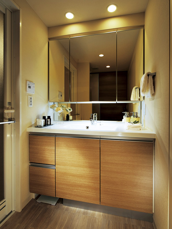 Bathing-wash room.  [bathroom] Cleanliness full wash room. At the bottom of the vanity with a large three-sided mirror, Shampoo and body soap, Equipped with a convenient cabinet in stock, such as a bathroom detergent. Space that can be neatly accommodate the health meter at the feet have also been secured (building in the model Room 504, Room)