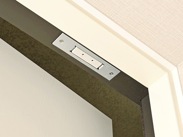 Security.  [Notification function with security sensors] When security sensors placed in the opening of each dwelling unit senses an abnormality, Administrative office ・ It will be automatically reported to the security company ( ※ FIX window ・ Except for the surface lattice with window. Same specifications)