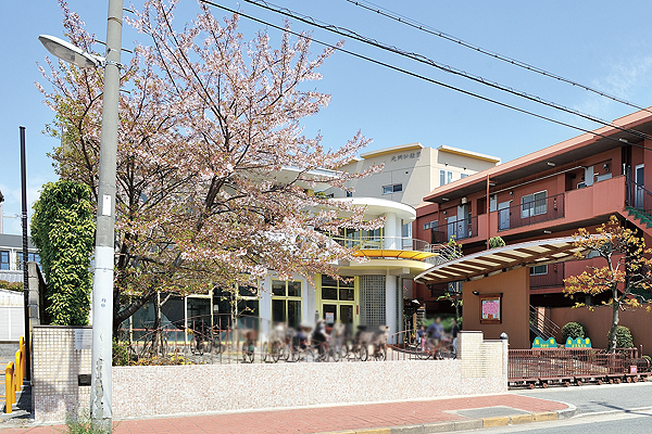 Surrounding environment. Guangming kindergarten (8-minute walk ・ About 580m)