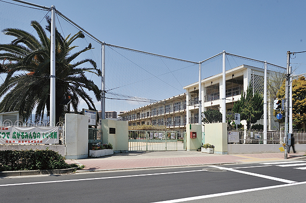 Surrounding environment. Municipal Minamikoshien elementary school (a 9-minute walk ・ About 690m)