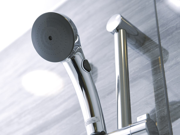 Bathing-wash room.  [Shower faucet with a water-saving switch] Simply press the button attached to the shower head, At hand easily spouting ・ It is water-saving design that can stop the water (same specifications)