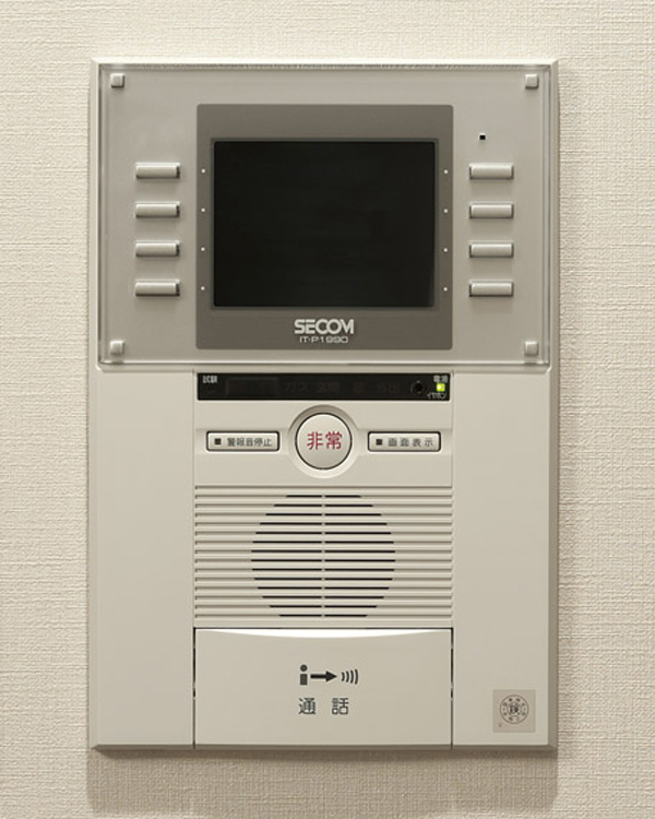 Security.  [Intercom with color monitor] Make sure the visitor in the color video and audio, Living the intercom with color monitor that can unlock the auto-lock of the entrance ・ Installed in the dining. A camera that can be re-check the visitors are also provided on the front of the entrance (same specifications)