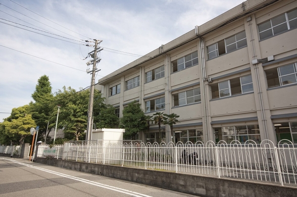 Surrounding environment. Kamikoshien junior high school (13 mins ・ About 1000m)