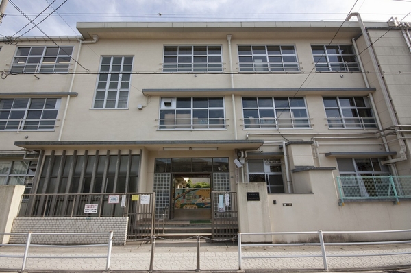 Surrounding environment. Kamikoshien elementary school (about 570m)