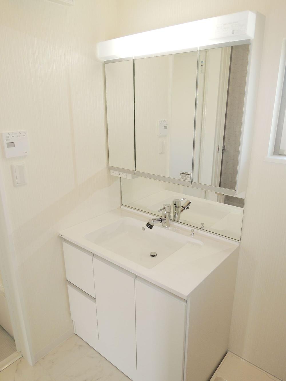 Wash basin, toilet. Indoor shooting