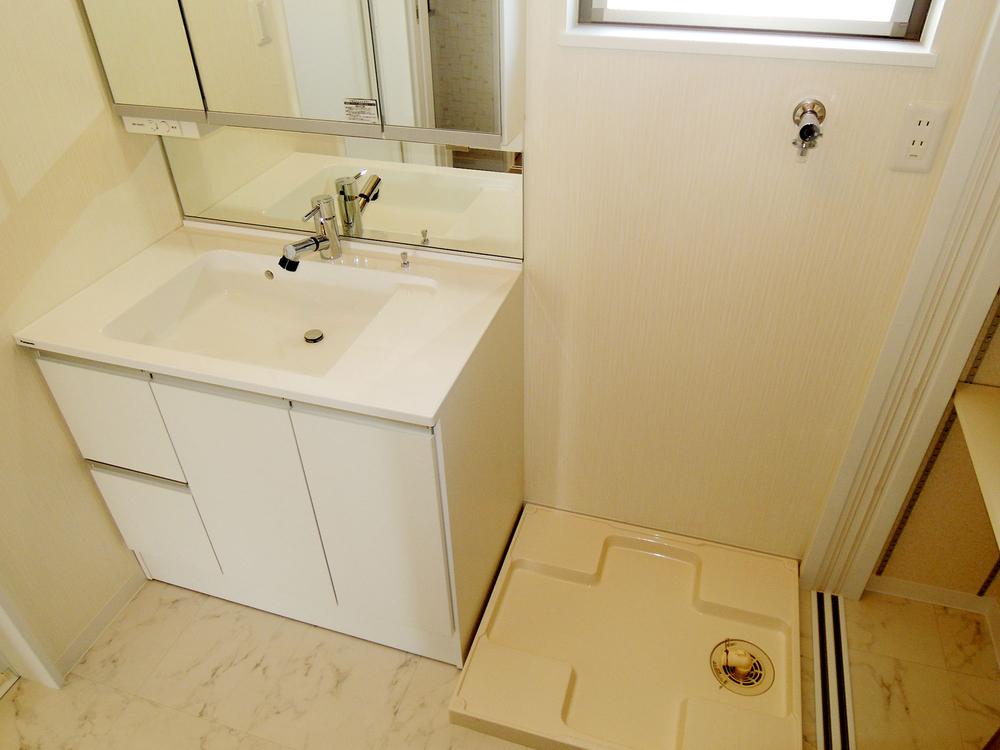 Wash basin, toilet. Indoor shooting