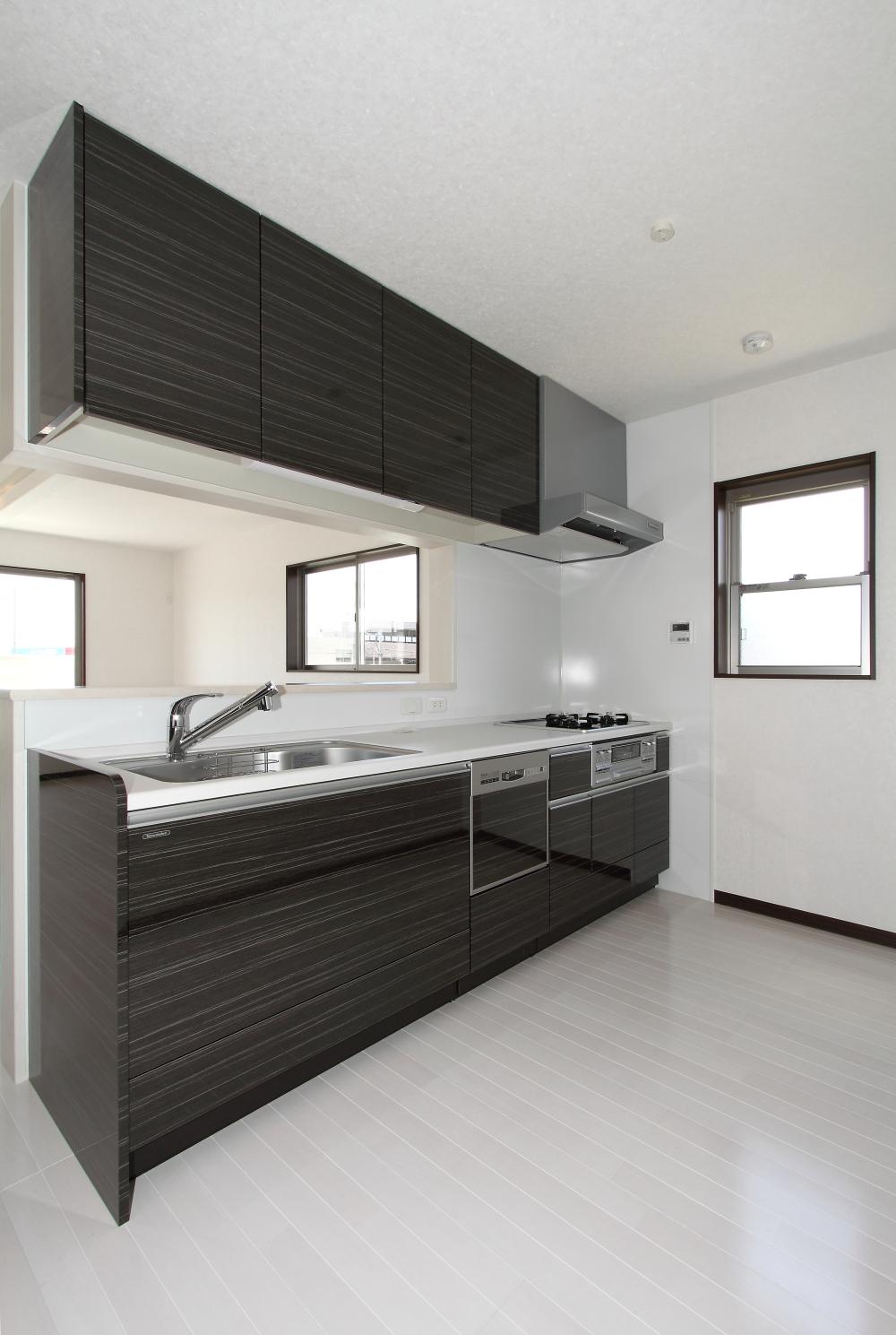 Kitchen. Easy-to-use bright kitchen