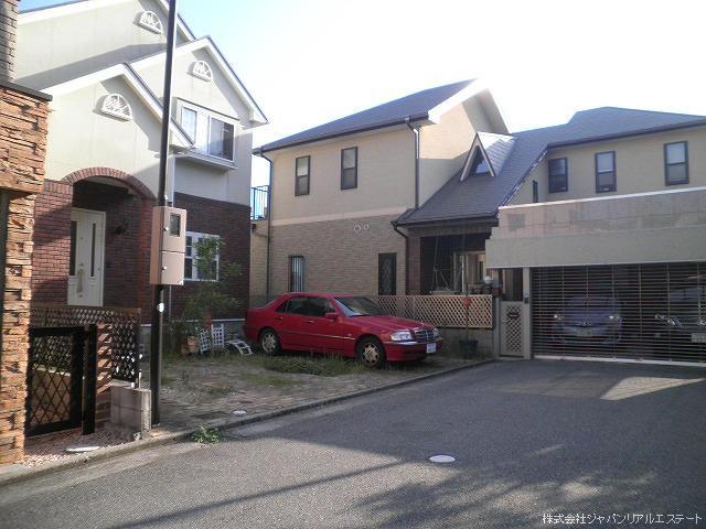 Local photos, including front road. Land 56.24 square meters