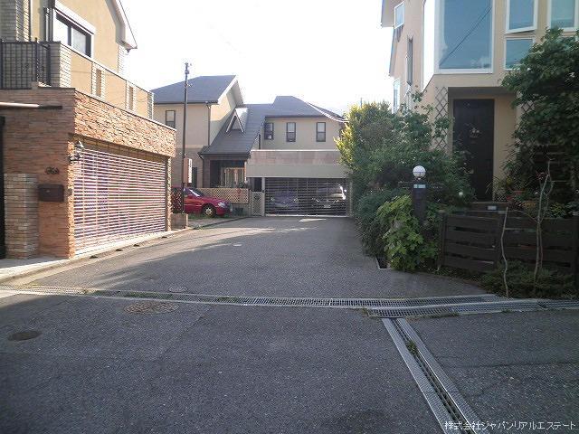 Local photos, including front road. Quiet living environment