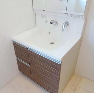 Wash basin, toilet. Wash