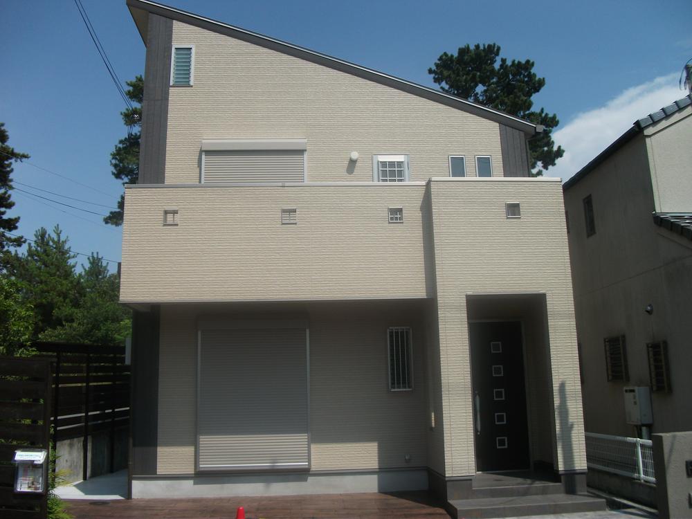 Local photos, including front road.  ◆ Exterior Photos