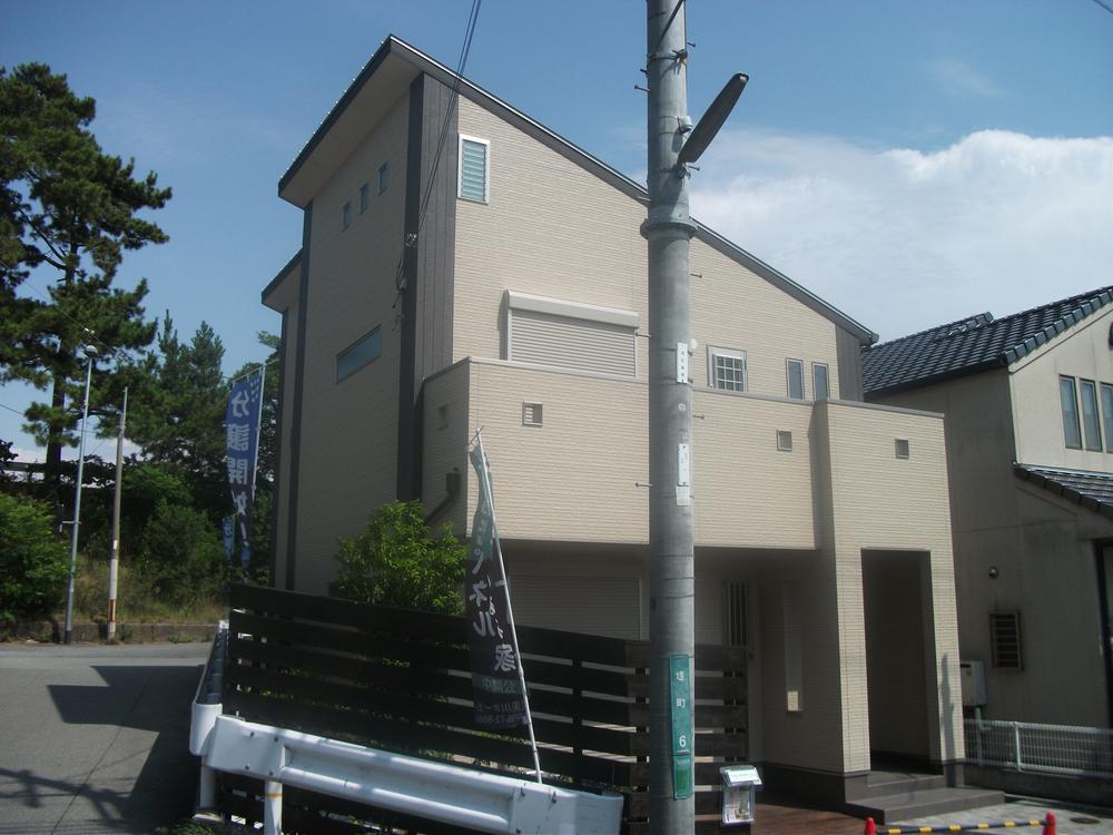 Local photos, including front road.  ◆ Exterior Photos