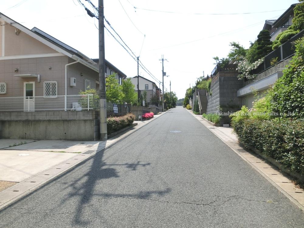 Local photos, including front road. Front road is spacious 6m. It is a new town that was well-equipped compartment. 