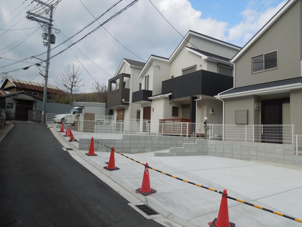 Local photos, including front road. All four sections of the site (December 2013) Shooting