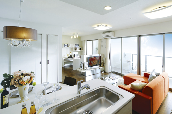 Living.  [living ・ dining] Coziness most of the day is wrapped in bright and airy. Is the feeling of air of calm a thick strike space yelling build carefully (C type)