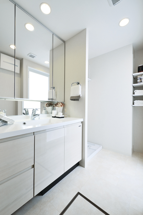 Bathing-wash room.  [Powder Room] The hectic morning of time, Simple design and texture that gives a calm. It has also been installed easy-to-use lower-wide mirror in children (C type)