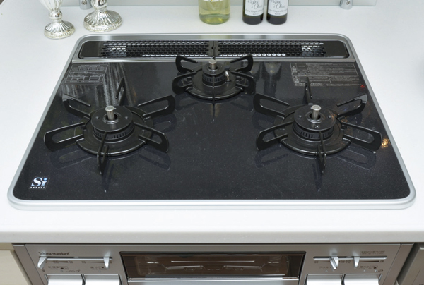 Kitchen.  [Hyper-glass coat top stove] Adoption of a strong heat-resistant enamel top plate to heat and shock. Forget off started without water grill fire function and temperature control function also is equipped with (same specifications)